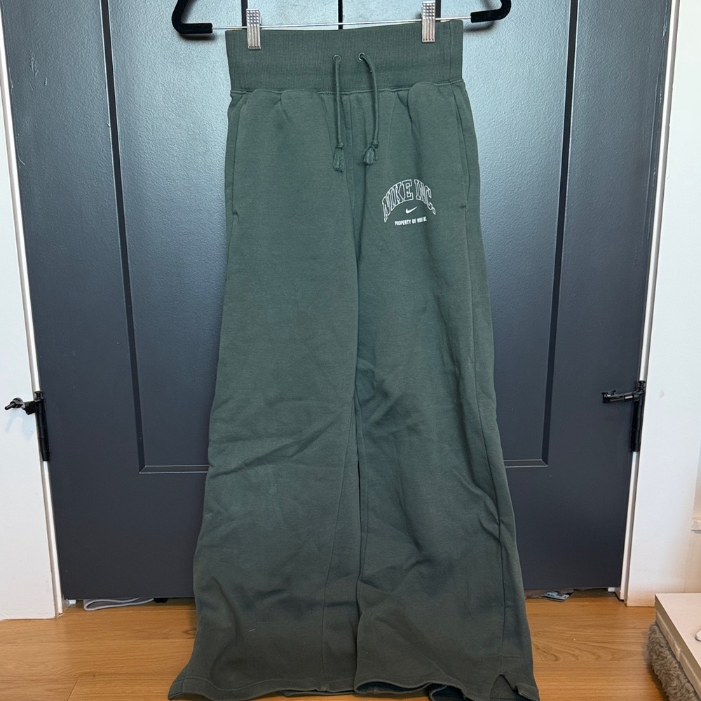 Women’s Nike green sweatpants wide leg